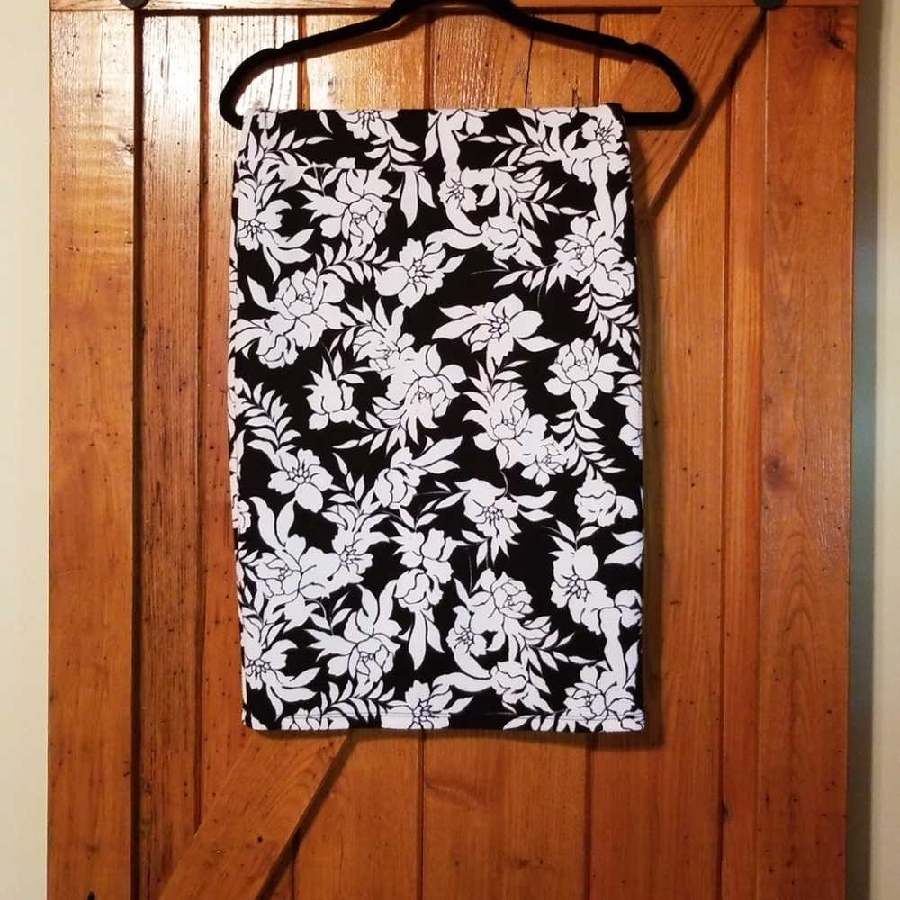 Luluroe pull on black and white flowered skirt